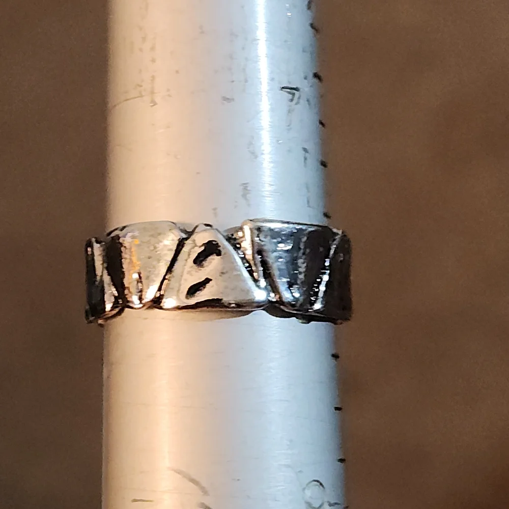 Elegant Adjustable Silvery Band Ring Size 7/8 - Picture 4 of 4